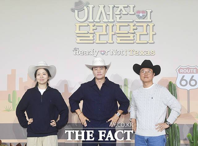 김예슬 PD, 배우 이서진, 나영석 PD(왼쪽부터)가 24일 오전 서울 용산구 CGV 용산아이파크몰에서 열린 넷플릭스 예능 '이서진의 달라달라' 제작발표회에 참석해 포즈를 취하고 있다. /박상민 기자