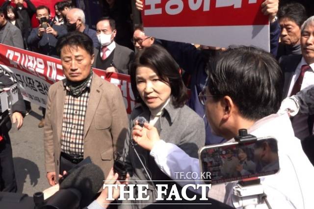 지방선거 국민의힘 대구시장 후보에서 컷오프 된 이진숙 전 방송통신위원회 위원장이 24일 오후 서울 여의도 국민의힘 중앙당사 앞에서 지지자들에게 입장을 밝히고 있다. /여의도=김민지 기자