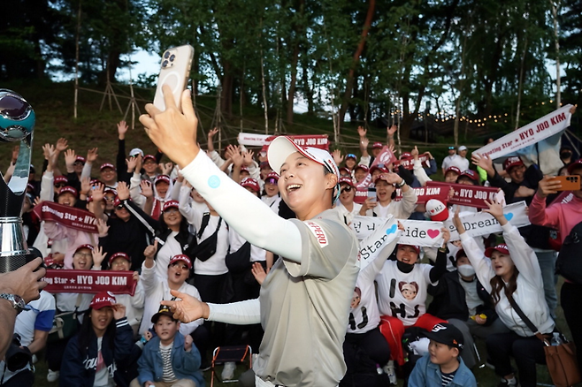 팬클럽 회원들과 기념사진을 찍는 김효주.&nbsp;