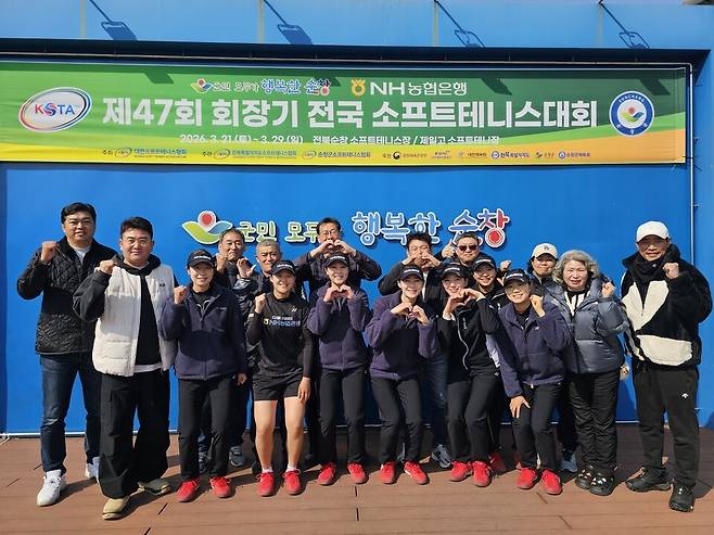 NH농협은행 선수들 부모들도 이날 코트를 찾아 열띤 응원을 펼친 뒤 우승 기쁨을 함께 했다. 김경무 기자