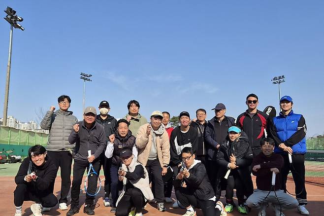 재미있는 포즈를 취한 보령시청 테니스 동호회