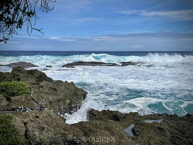 거센 파도가 스위밍홀의 바위를 세차게 때리며 물보라를 터뜨린다./ 사진- 박은하 기자