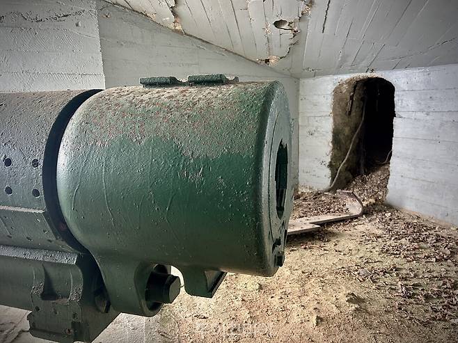 포대 뒤편으로 이어진 터널. 2차 세계대전 당시 한국인이 동원돼 조성된 공간이다./ 사진- 박은하 기자