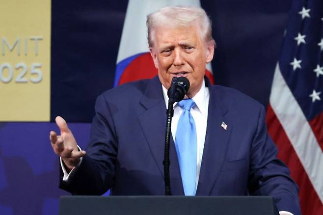 지난해 열린 '2025 아시아태평양경제협력체 최고경영자 서밋(APEC CEO SUMMIT)'에 참석해 연설하고 있는 도널드 트럼프 미국 대통령. 연합뉴스