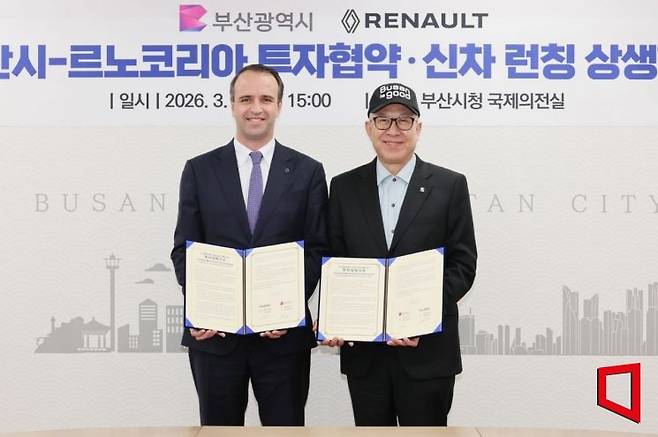 니콜라 파리 르노코리아 사장(왼쪽)은 박형준 부산시장과 23일 부산시청에서 진행된 르노코리아와 부산시 부산공장 전기동력자동차 생산시설 구축에 대한 업무협약식에서 기념사진을 촬영하고 있다. 부산시
