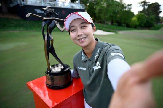 김효주가 포티넷 파운더스컵 우승 직후 트로피를 놓고 셀카를 찍고 있다. 멜로파크=AFP연합뉴스