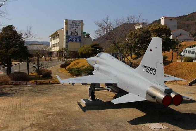 폴리텍대학 항공캠퍼스에 대한민국 영공을 지키던 F-5 전투기가 전시되어 있다. 한국폴리텍대학