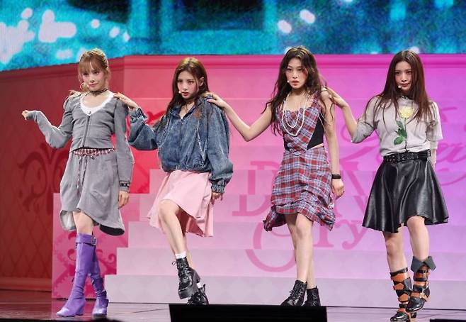 베이비돈크라이가 24일 오후 서울 용산구 블루스퀘어에서 쇼케이스를 열고 신곡 '비터스위트(Bittersweet) 무대를 선보이고 있다. 연합뉴스