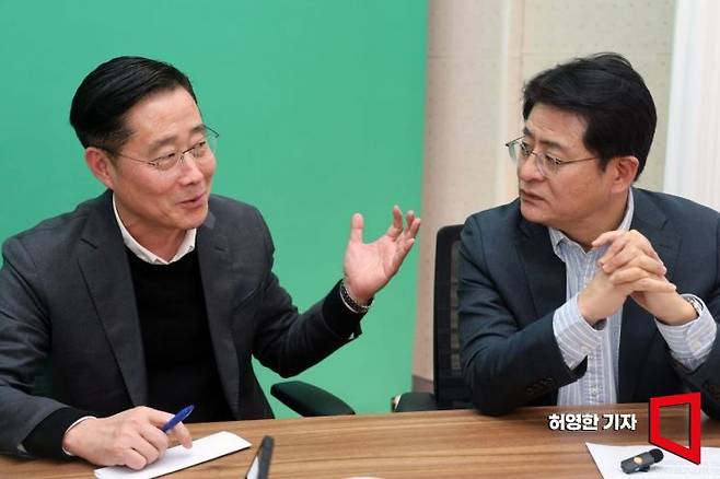 박원석 전 국회의원(오른쪽)과 이태규 전 국회의원이 지난 23일 '소종섭의 시사쇼'에 출연했다. 허영한 기자