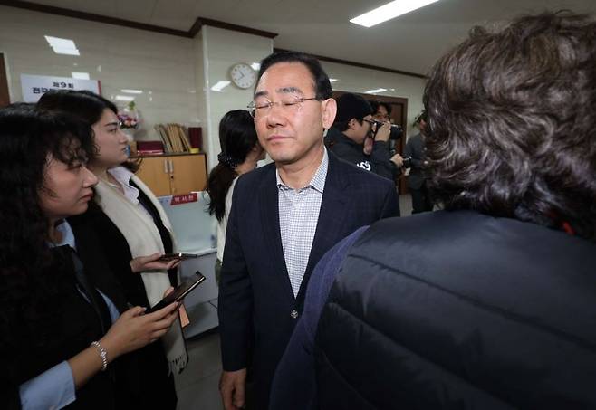 지난 22일 오전 국민의힘 대구시당에서 열린 장동혁 대표와 지역 국회의원의 비공개 연석회의가 끝난 뒤 주호영 의원이 회의장을 나오고 있다. 연합뉴스