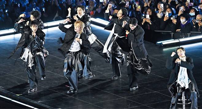 21일 서울 광화문에서 ‘컴백 라이브’를 연 BTS의 공연 모습. 실황 영상은 공개 직후 77개국 1위에 올랐다. 27일에는 컴백 과정을 담은 다큐 ‘BTS: 더 리턴’이 공개된다./사진공동취재단
