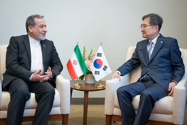 작년 9월 26일 제80차 유엔총회 고위급 회기 참석 중인 조현 외교부 장관이 미국 뉴욕에서 세예드 압바스 아락치 이란 외교부 장관과 면담을 하고 있다. /외교부