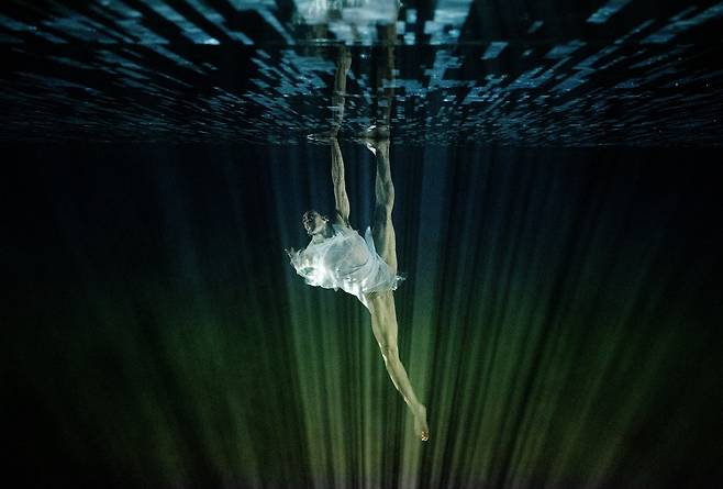 99% 이상 빛을 흡수하는 ‘밴타블랙’으로 칠해진 무대 위, 깊은 바닷속 심연을 떠도는 심해 생물처럼 일렁이던 무용수의 몸은 빛에 닿을 때 가장 강렬한 생동감으로 빛난다. 웨인 맥그리거 무용단의 ‘딥스타리아’ 공연 모습. 무용단은 심해 속 같은 이 공연 무대의 특성을 드러내기 위해 상하 반전된 사진을 배포했다. /사진가 라비 디프레스, GS아트센터