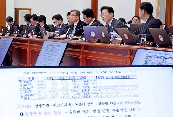 이재명 대통령이 24일 청와대에서 열린 국무회의에서 추경 관련 발언을 하고 있다./연합뉴스