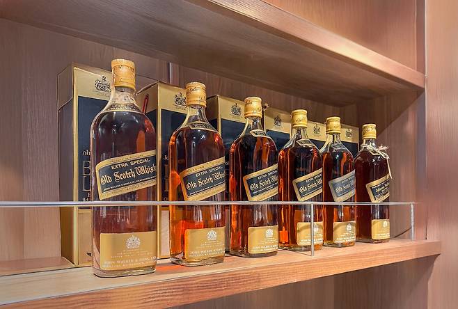 조니워커 블랙 라벨 올드보틀. 뚜껑 전체가 금색인 '금뚜' 블랙 라벨로, 수집가들 사이에서 대체로 1970년대 이전 병으로 통용된다. /김지호 기자