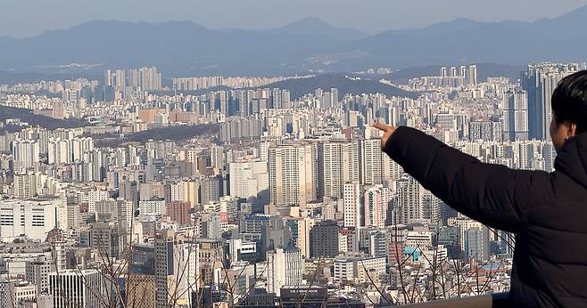 서울 남산을 찾은 관광객들이 서울 전경을 감상하고 있다. / 고운호 기자