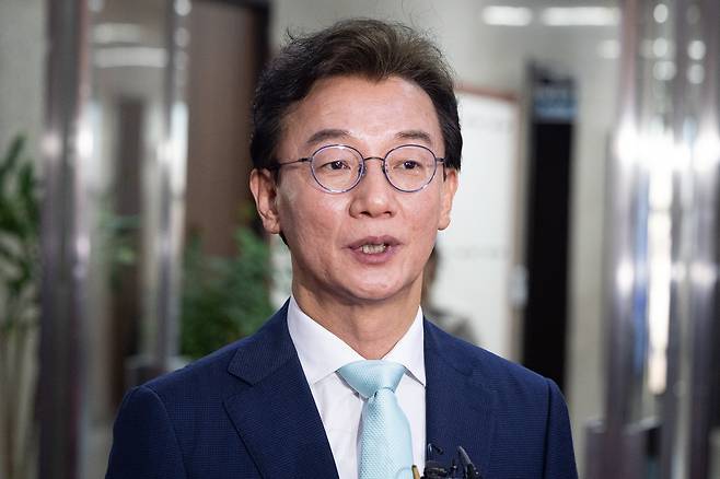 전재수 더불어민주당 의원이 24일 서울 여의도 국회에서 부산 글로벌허브도시 특별법 관련 한병도 원내대표와 면담 후 취재진 질문에 답하고 있다. /뉴스1