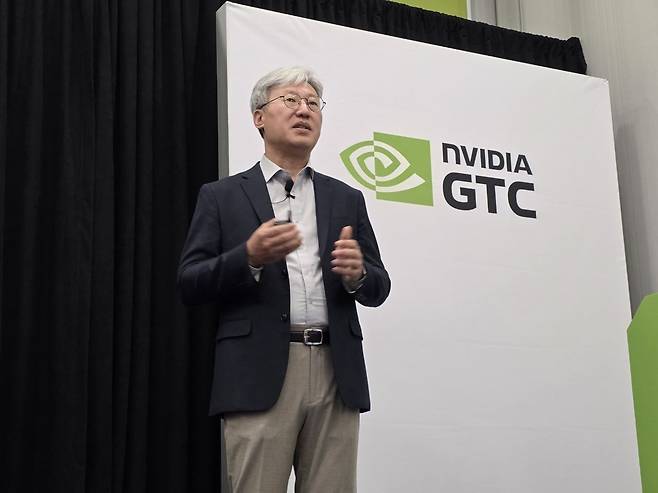 송용호 삼성전자 AI센터장이 17일(현지시각) 미국 캘리포니아주 새너제이 컨벤션센터에서 열린 엔비디아 연례 개발자회의 ‘GTC 2026’에서 반도체 엔지니어링 전략을 발표하고 있다./삼성전자