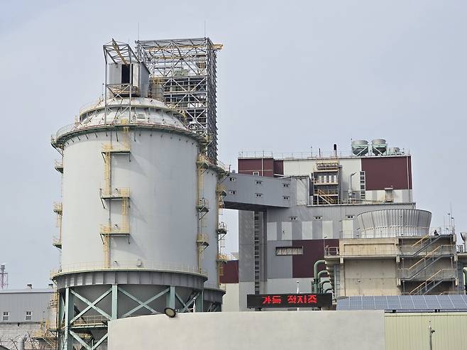 24일 충남 서산 대산석유화학단지 내 한 석유화학 공장 생산 시설에 '가동 정지중'임을 알리는 전광판이 걸려 있다. 중동 사태 장기화로 인한 나프타 수급 난이 대산단지 주요 기업들의 공장 가동률을 급락시키고 있다. 진형훈 수습기자