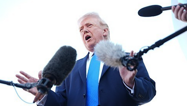 도널드 트럼프 미국 대통령이 23일(현지시간) 플로리다주 팜비치 국제공항에서 기자회견을 하고 있다. ⓒAP/연합뉴스