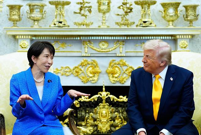 도널드 트럼프 미국 대통령이 19일(현지 시간) 백악관 집무실에서 다카이치 사나에 일본 총리와 회담하고 있다. 다카이치 총리는 호르무즈 해협에 대한 함정 파견을 요구받았느냐는 질문에 “일본 법률 범위 내에서 가능한 일과 불가능한 일이 있기 때문에, 이에 대해서도 구체적으로 확실하게 설명했다”라고 답하며 파견 여부는 언급하지 않았다. 2026.03.20 [워싱턴=AP/뉴시스]