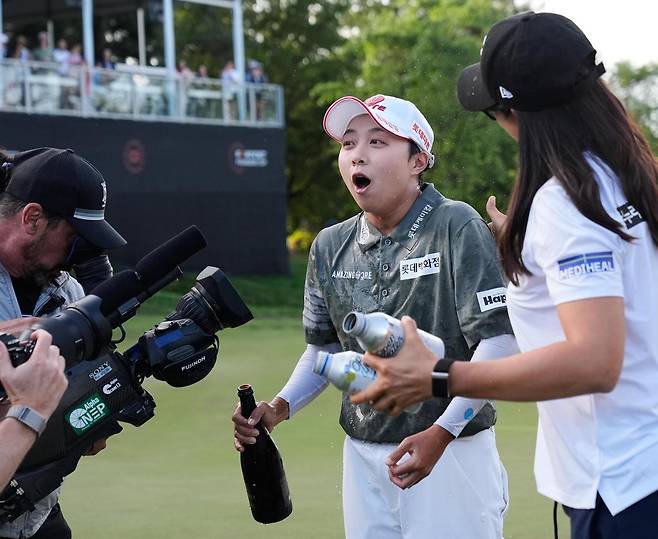 23일 미국여자프로골프(LPGA)투어 포티넷 파운더스컵에서 우승한 김효주(가운데)가 샴페인을 오른손에 든 채 동료 선수들로부터 축하 물 세리머니를 받았다. 자신의 LPGA투어 데뷔 시즌이던 2015년 이 대회에서 우승했던 김효주는 11년 만에 똑같은 우승 트로피를 받았다. 멘로파크=AP 뉴시스