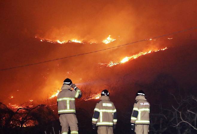 23일 오후 경남 밀양 삼랑진읍 검세리 한 야산에서 발생한 산불이 강풍에 확산되고 있다.  2026.2.23/뉴스1