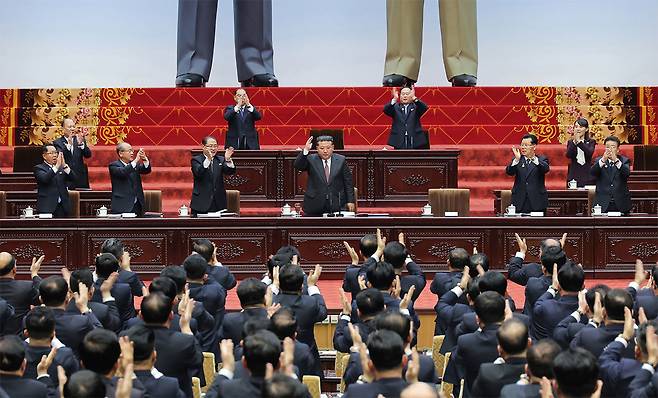조선중앙통신(KCNA)이 23일 제공한 사진에 김정은 북한 국무위원장이 지난 22일 평양에서 열린 최고인민회의 제15기 제1차 회의에서 국무위원장으로 재추대되고 있다. 2026.03.24. 평양=신화/뉴시스