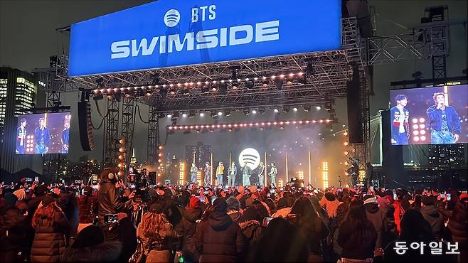 4년 만의 컴백 앨범 ‘아리랑’을 발표한 BTS가 23일(현지 시간) 미국 뉴욕 맨해튼의 ‘피어17’ 공연장에서 1000여 명의 미국 팬들과 만났다. 뉴욕=임우선 특파원  imsun@donga.com