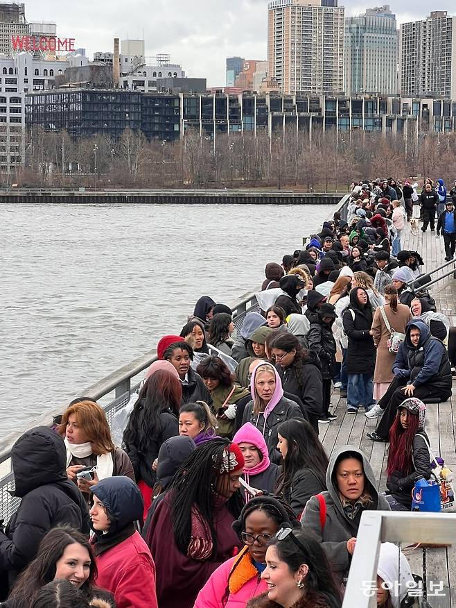 23일(현지 시간) 공연장 앞은 아침 일찍부터 BTS를 가까이에서 보기위해 줄을 선 팬들로 장사진을 이뤘다. 이들은 글로벌 음악 스트리밍 플랫폼 ‘스포티파이’에서 BTS음악을 가장 많이 들은 팬들로, 총 1000여 명이 초청됐다. 뉴욕=임우선 특파원 imsun@donga.com