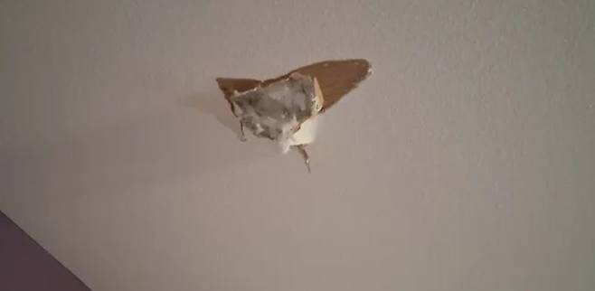 미국 텍사스주 휴스턴 북서부의 한 주택에 운석 파편이 떨어져 지붕을 뚫고 내부까지 관통하는 사고가 발생했다./ 페이스북 갈무리 @Sherrie James