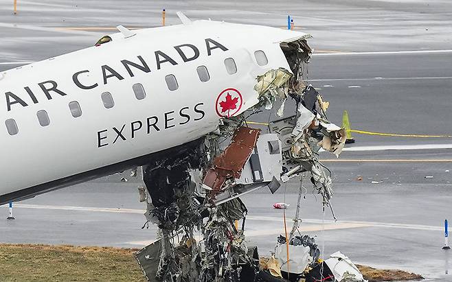 미 연방교통안전위원회(NTSB) 관계자들이 2026년 3월 23일 월요일, 뉴욕 라과디아 공항에서 사고 현장을 조사하고 있다. AP/뉴시스