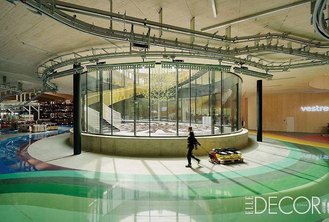 창고와 도장 공장, 목재 공장, 조립 공정으로 나뉜 네 개의 구획은 각각의 고유 컬러 코드까지 갖고 있다.