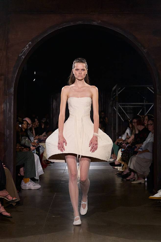 메루에르트 톨레겐 2026 S/S 컬렉션