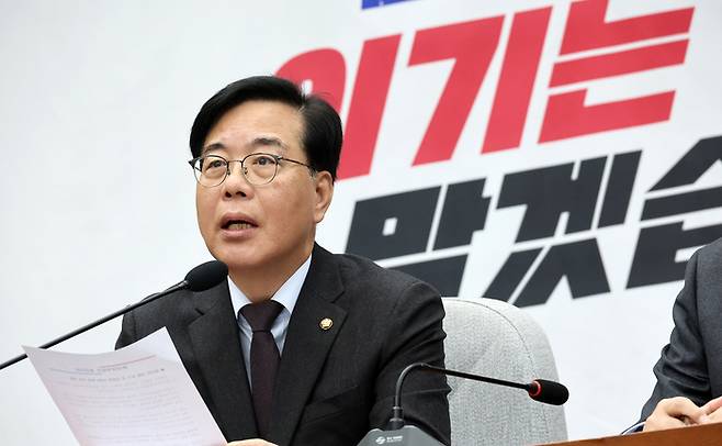 국민의힘 송언석 원내대표가 24일 국회에서 열린 원내대책회의에서 모두발언을 하고 있다. 연합뉴스