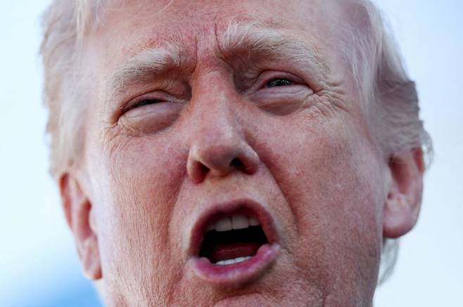 도널드 트럼프 미국 대통령이 '48시간 최후통첩' 뒤 돌연 이란과 종전을 위한 건설적인 대화가 진행되고 있다며 공습을 닷새 연기하기로 했다고 밝히면서 23일(현지시간) 국제 유가가 10%대 폭락세를 기록했다. 로이터 연합