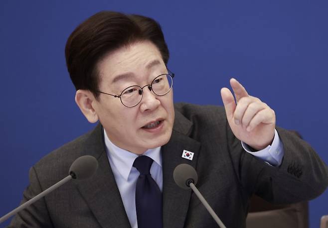 이재명 대통령이 24일 청와대에서 열린 국무회의에서 발언하고 있다. 뉴시스