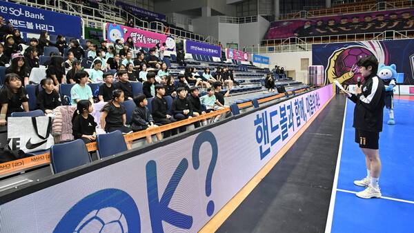 한국 여자핸드볼의 거포 류은희가 21일 열린 ‘마음의 패스’ 행사에서 아이들과 소통하고 있다. 한국핸드볼연맹 제공