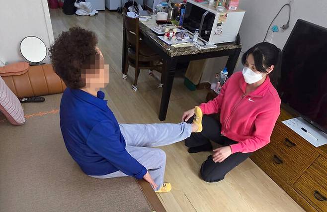 지난 19일 부천시 오정구 고강동에 사는 김명자(가명) 할머니가 집 거실에서 김지영 소사보건소 운동지도사의 구령에 맞춰 무릎 근력 강화운동을 하고 있다. 허윤희 기자