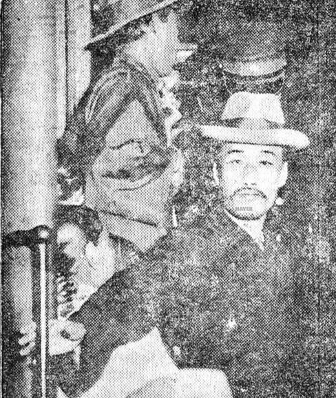 중국 상하이에서 체포돼 용산역으로 압송된 구연흠. 검은 두루마기에 중절모를 썼다. 동아일보 1930년 10월20일치. 임경석 제공