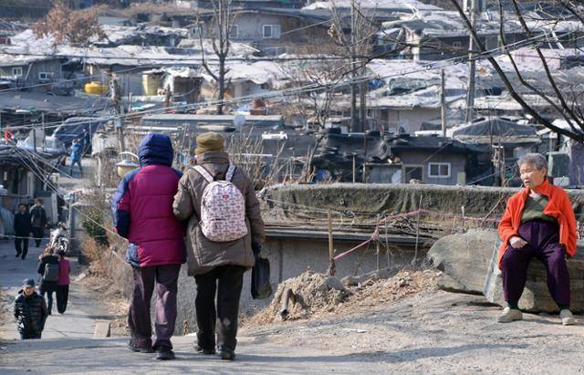 2015년 2월 6일 서울 강남구 개포동 구룡마을 주민들이 판잣집으로 향하고 있다. 배우한 기자