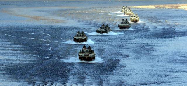 2016년 경기 여주시 인근 남한강 일대에서 열린 육군 20사단 혹한기 전술훈련에서 K-2 흑표전차와 K-21 장갑차가 이동하고 있다. 서재훈기자