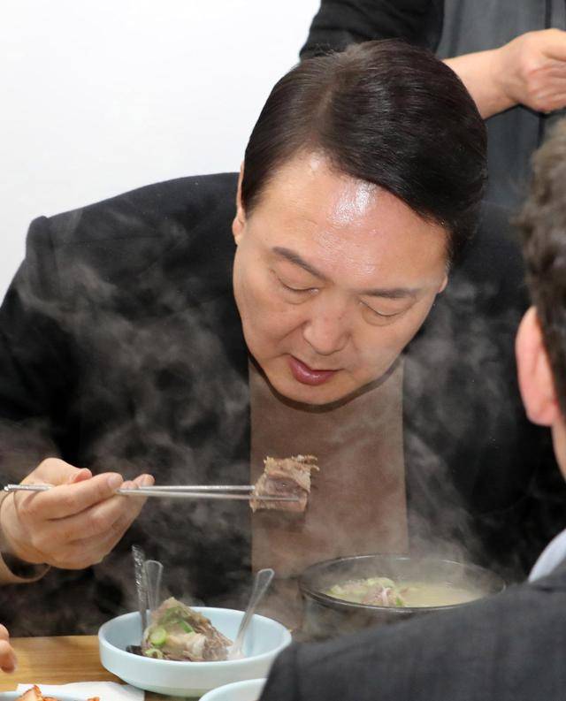 제20대 대통령 선거 닷새 후인 2022년 3월 14일, 윤석열 전 대통령(당시 당선자 신분)이 첫 외부 공식 일정으로 서울 남대문시장을 찾아 상인회 회장단과 간담회를 마친 뒤 식당에서 식사를 하고 있다. 한국일보 자료사진