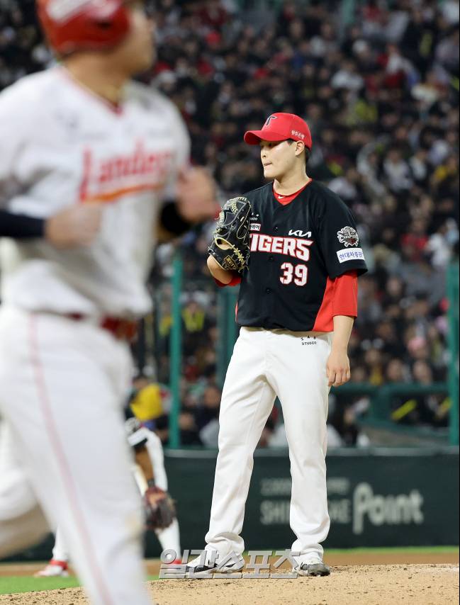 2025 KB0리그 프로야구 SSG 랜더스와 KIA 타이거즈의 더블헤더 2차전 경기가 11일 오후 인천SSG랜더스필드에서 열렸다. 6회말 1사 만루 구원등판한 최지민이 김성현에 이어 신범수에게 밀어내기 볼넷을 내준 후 교체사인을 바라보고 있다. 인천=김민규 기자 /2025.05.11/