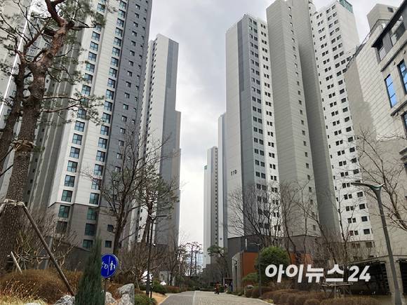 서초구 반포동 래미안원베일리(전용 84㎡)은 지난해 6월 72억원에서 지난 1월 60억8천만원으로 약 11억원 하락한 매물이 나와있다. 사진은 역삼역 인근 신축 아파트. [사진=김민지 기자]