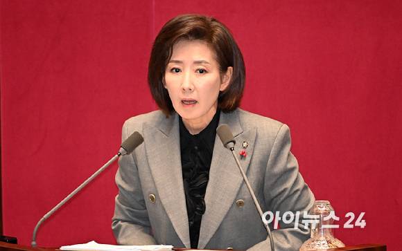 나경원 국민의힘 의원이 9일 서울 여의도 국회에서 열린 제429회국회(정기회) 제16차 본회의에서 가맹사업거래의 공정화에 관한 법률 일부개정법률안에 대한 무제한 토론(필리버스터)을 하고 있다. [사진=곽영래 기자]