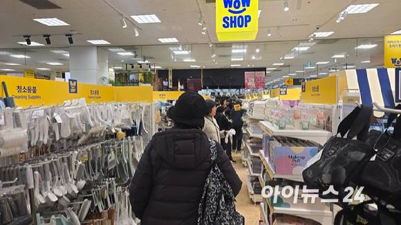 이마트 왕십리점 내부 와우샵이 소비자들로 북적이고 있다. [사진=아이뉴스24 DB]