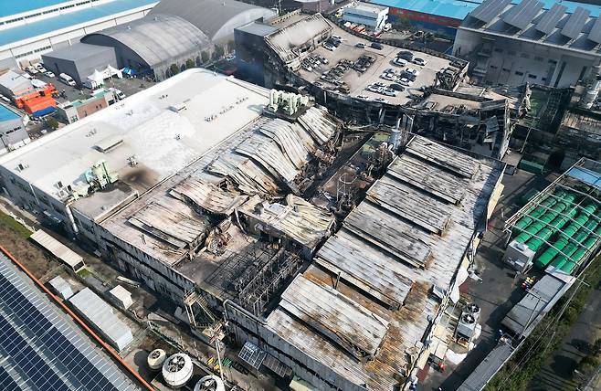 14명이 숨지고 60명이 다치는 대형 화재가 발생한 대전 대덕구 안전공업 외관을 21일 오전 하늘에서 바라본 모습. 연합뉴스