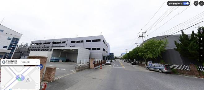 지난 20일 발생한 화재 때 9명의 직원이 불법으로 만든 2~3층 사이 휴게실에서 숨진 채 발견됐다. 2015년 7월 사진에는 2~3층 사이에 창문이 없는 상태다. [사진 다음 로드뷰]