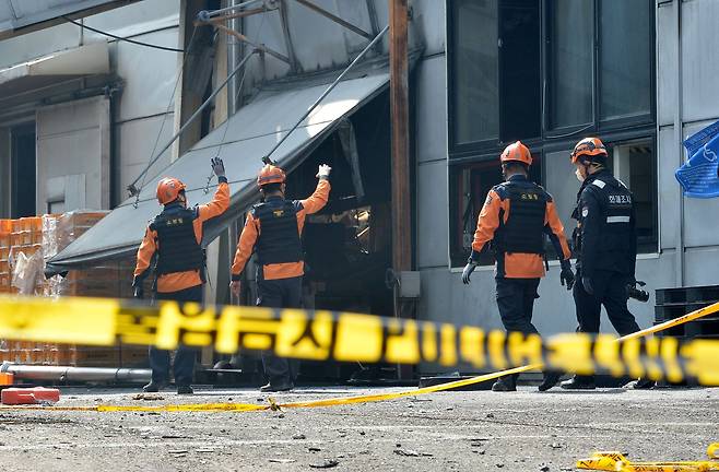 대형화재로 사망과 부상 등 70여명의 많은 인명피해가 발생한 대전 안전공업 화재 현장에서 24일 소방당국이 불법 증축으로 확인된 공장 내부를 감식하고 있다. 김성태 객원기자